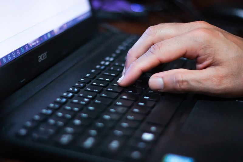 internet-surfing-5336838_128..